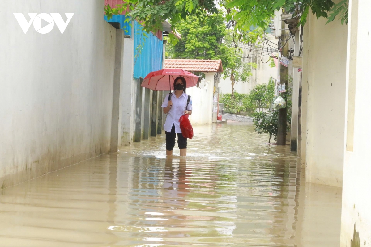 Khu nhà giá hơn trăm triệu/m2 ở Hà Nội: Mưa tạnh vẫn đi ủng trong nhà